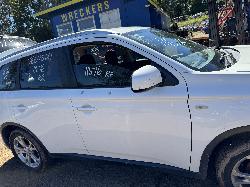View MITSUBISHI OUTLANDER 2014 5 Door Station Wagon Breaking