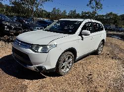 View MITSUBISHI OUTLANDER 2014 5 Door Station Wagon Breaking