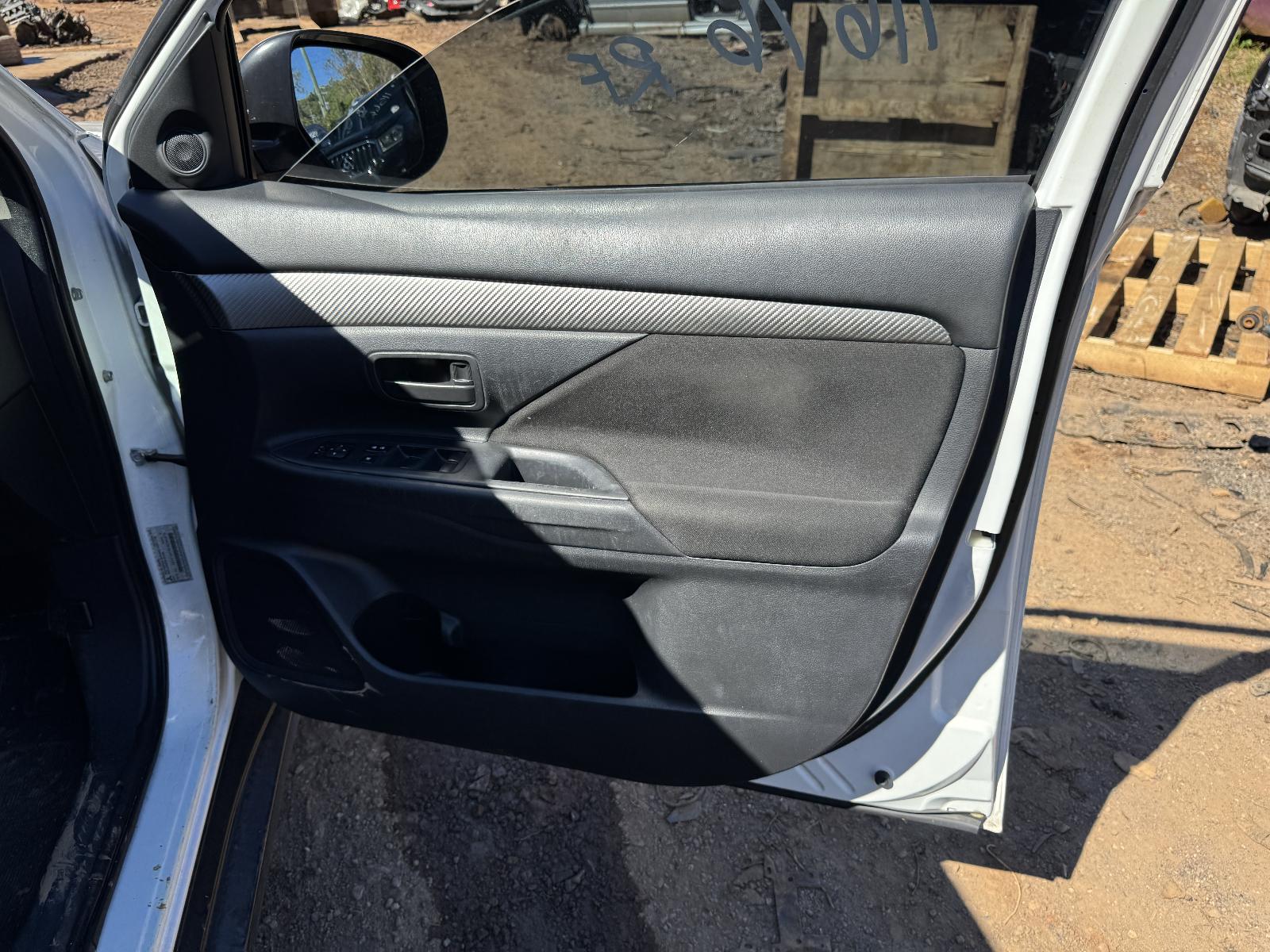 View MITSUBISHI OUTLANDER 2014 5 Door Station Wagon Breaking