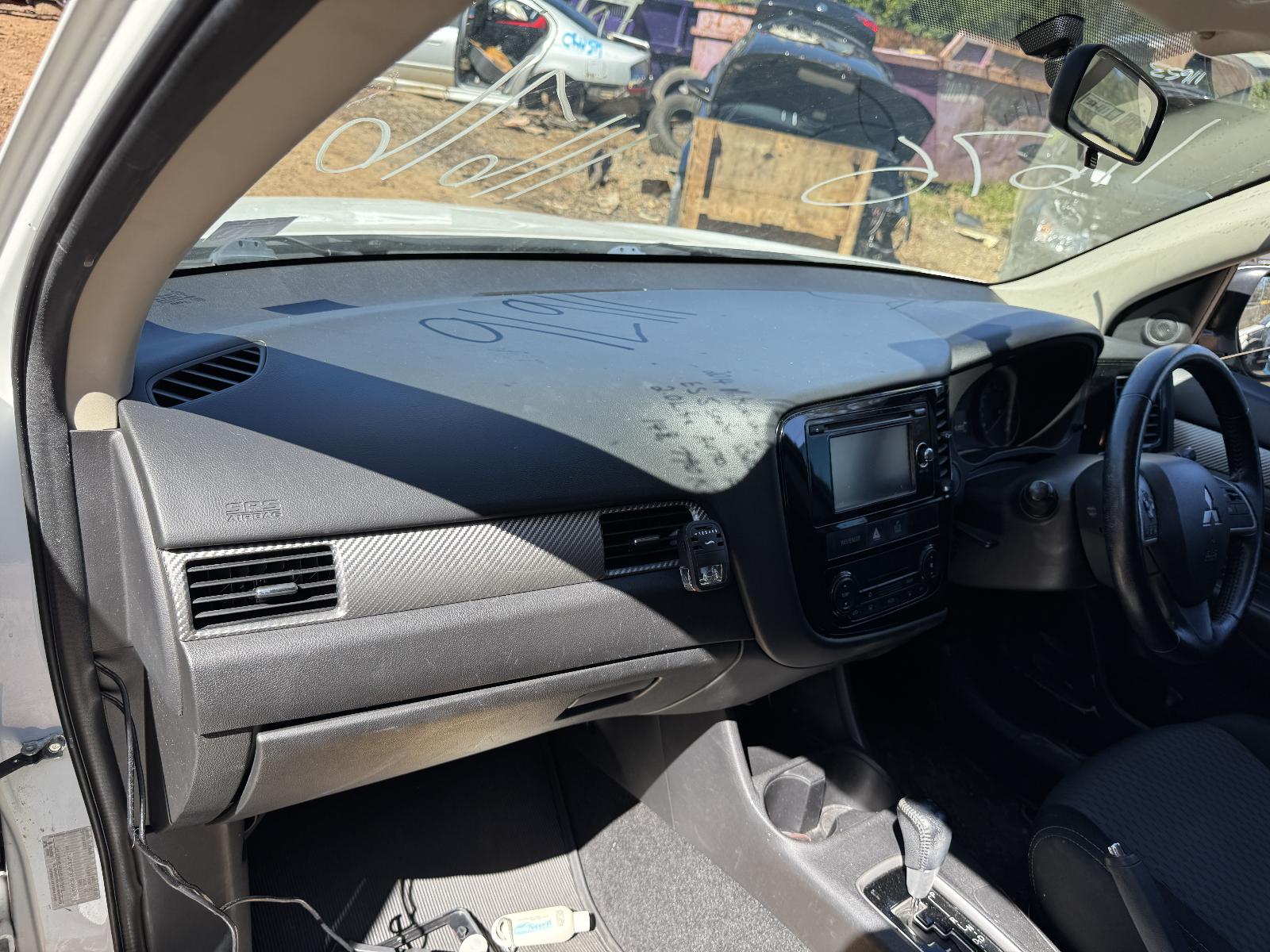 View MITSUBISHI OUTLANDER 2014 5 Door Station Wagon Breaking