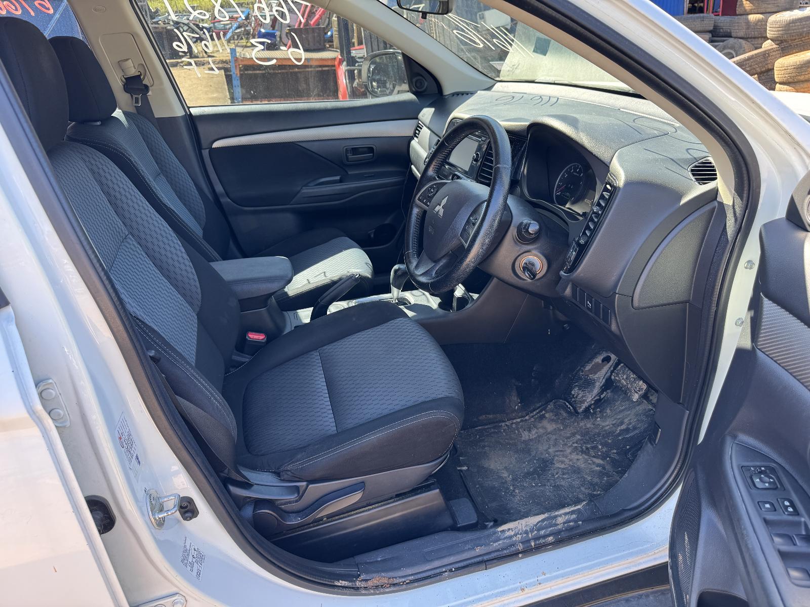 View MITSUBISHI OUTLANDER 2014 5 Door Station Wagon Breaking