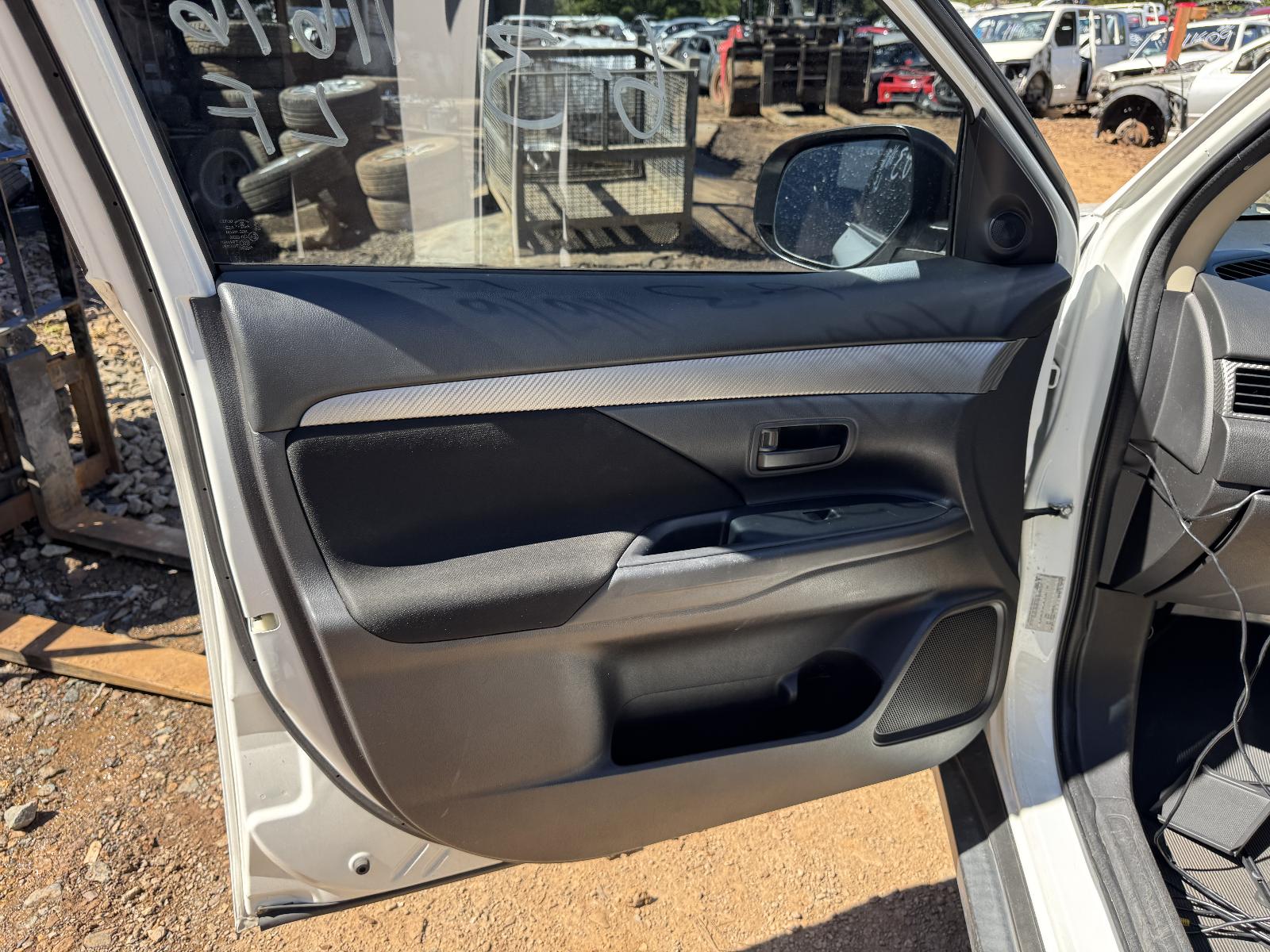 View MITSUBISHI OUTLANDER 2014 5 Door Station Wagon Breaking
