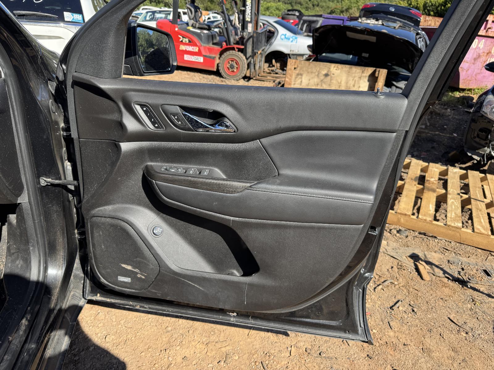 View HOLDEN ACADIA 2019 5 Door Station Wagon Breaking