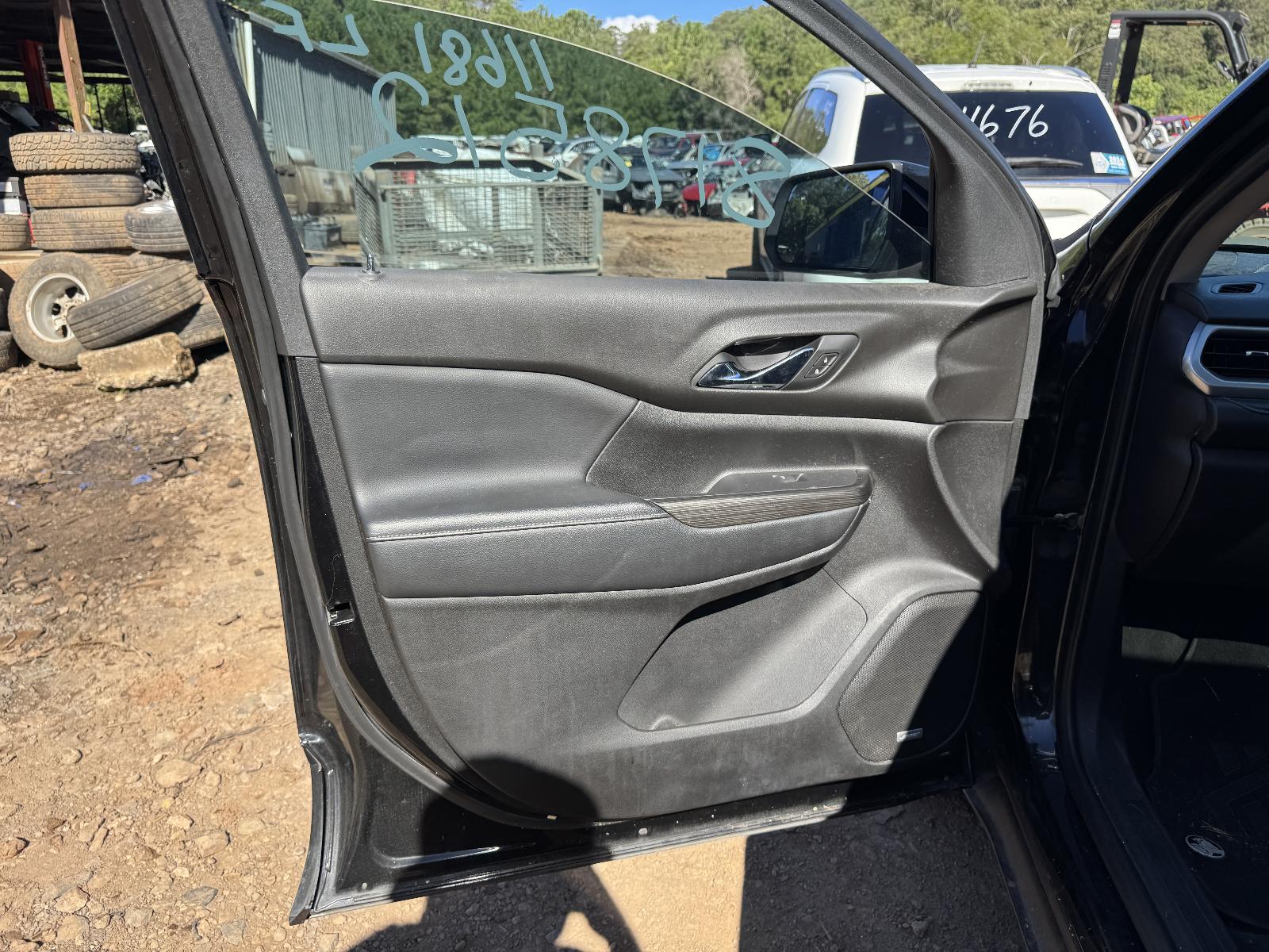 View HOLDEN ACADIA 2019 5 Door Station Wagon Breaking
