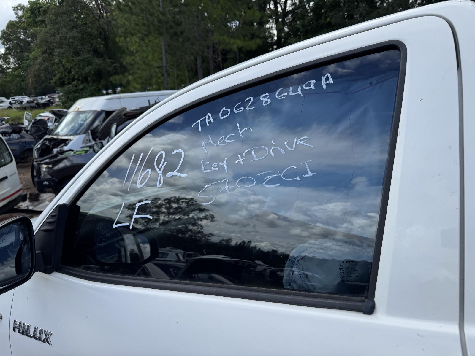 View TOYOTA HILUX 2019 2 Door Utility Breaking