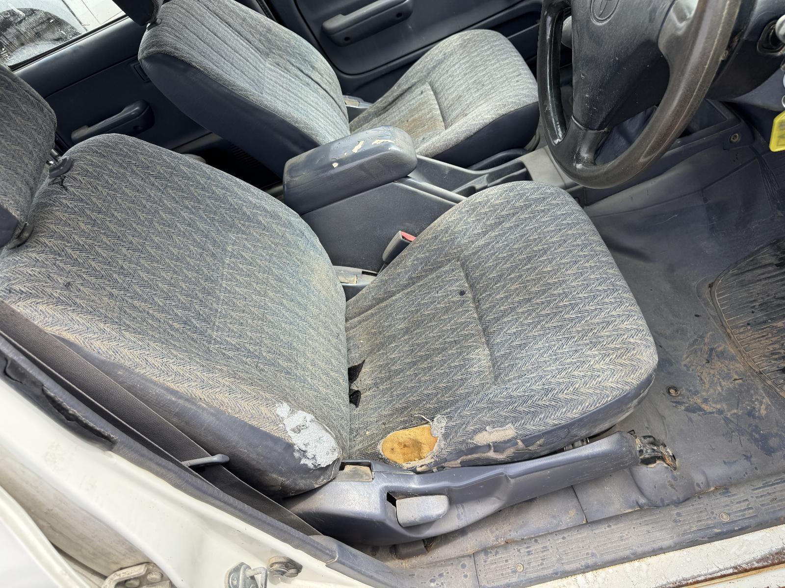 View TOYOTA HILUX 2002 4 Door Utility Breaking
