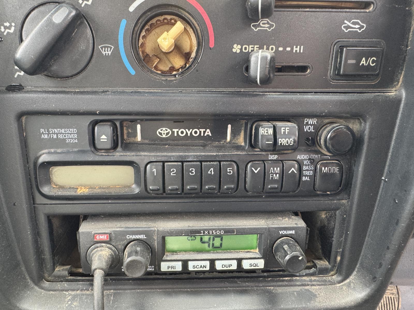 View TOYOTA HILUX 2002 4 Door Utility Breaking
