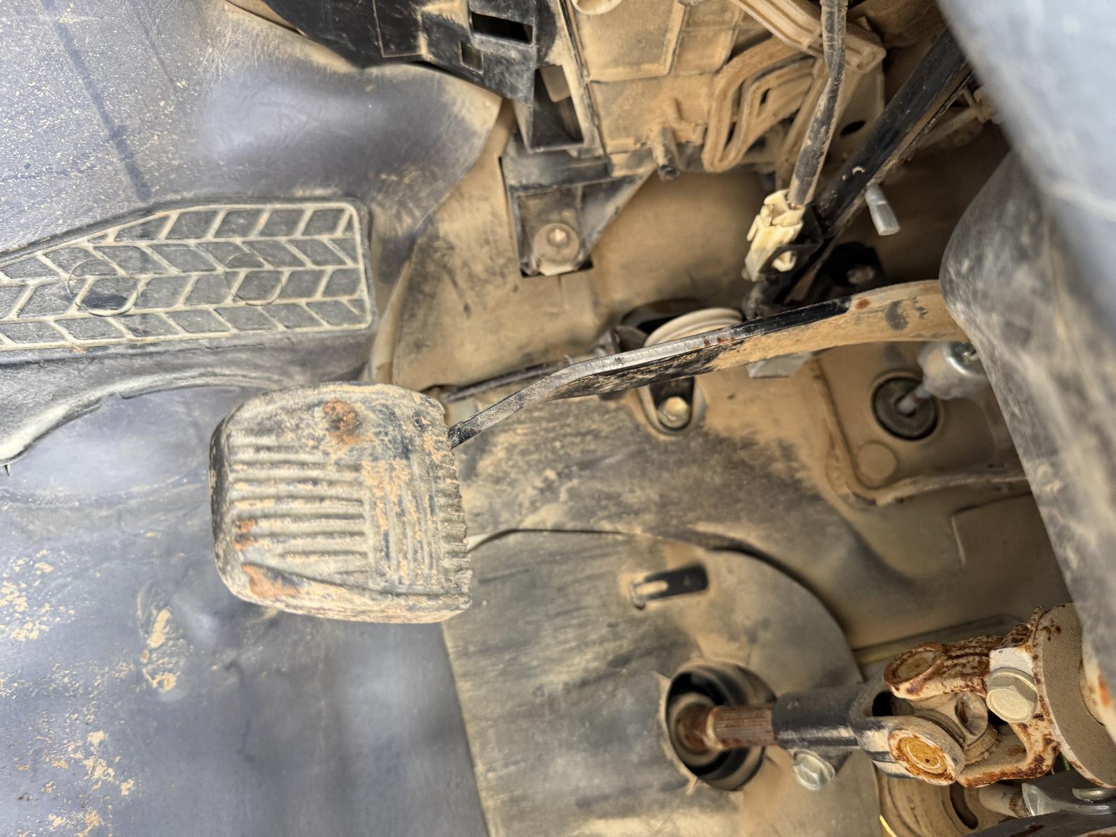 View TOYOTA HILUX 2002 4 Door Utility Breaking