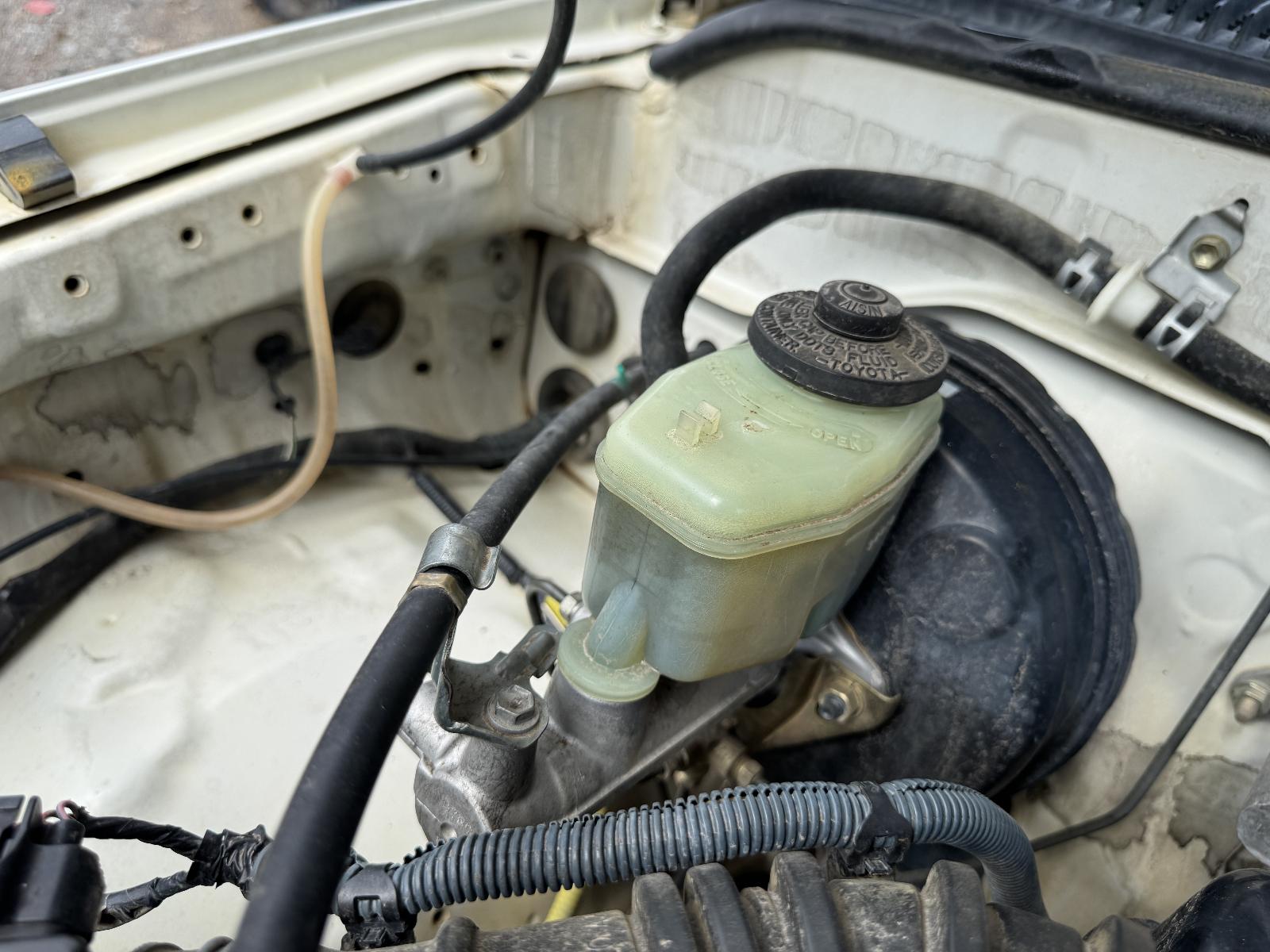 View TOYOTA HILUX 2002 4 Door Utility Breaking