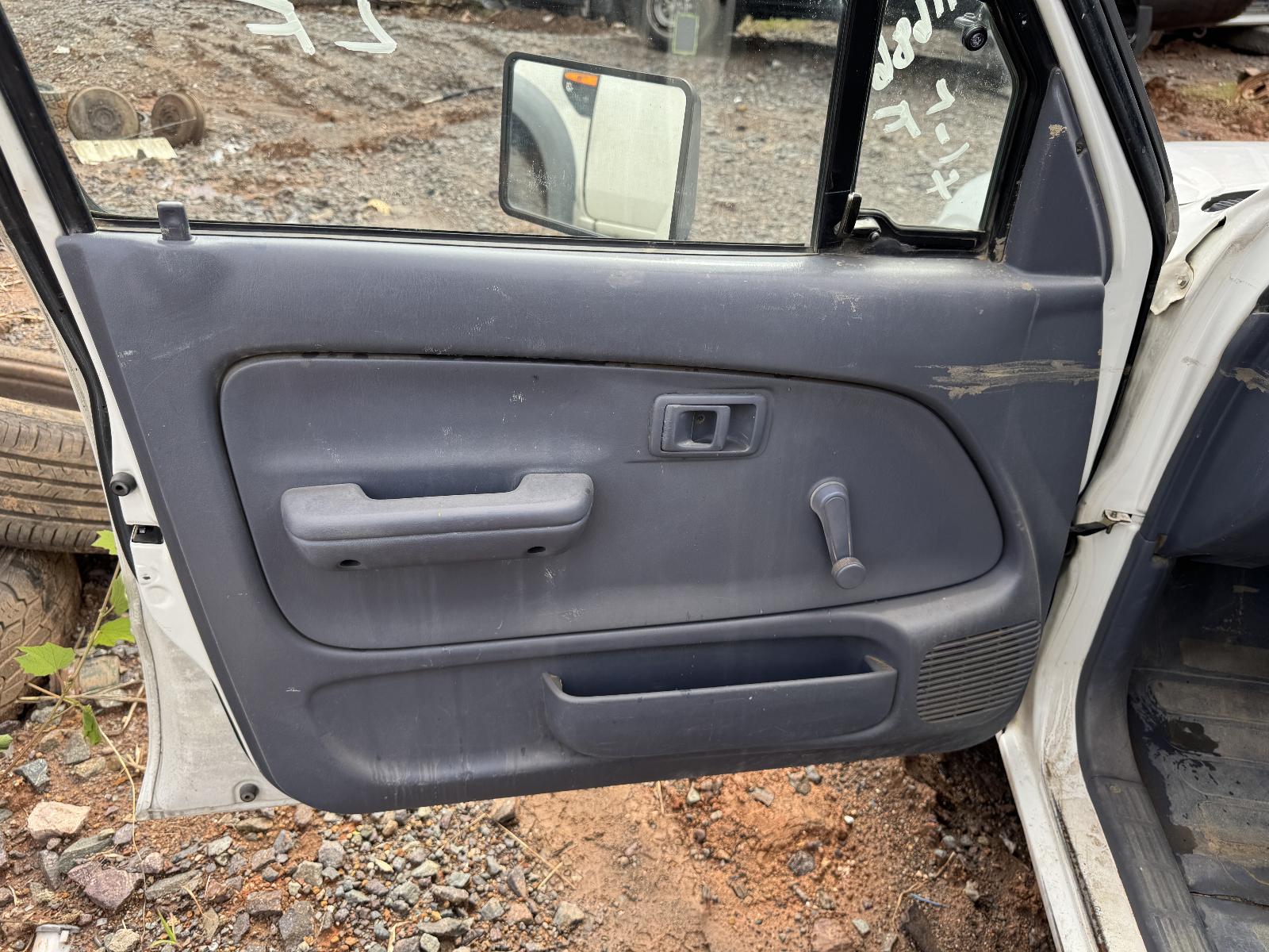 View TOYOTA HILUX 2002 4 Door Utility Breaking