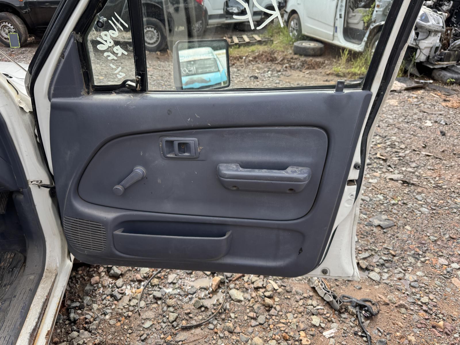 View TOYOTA HILUX 2002 4 Door Utility Breaking