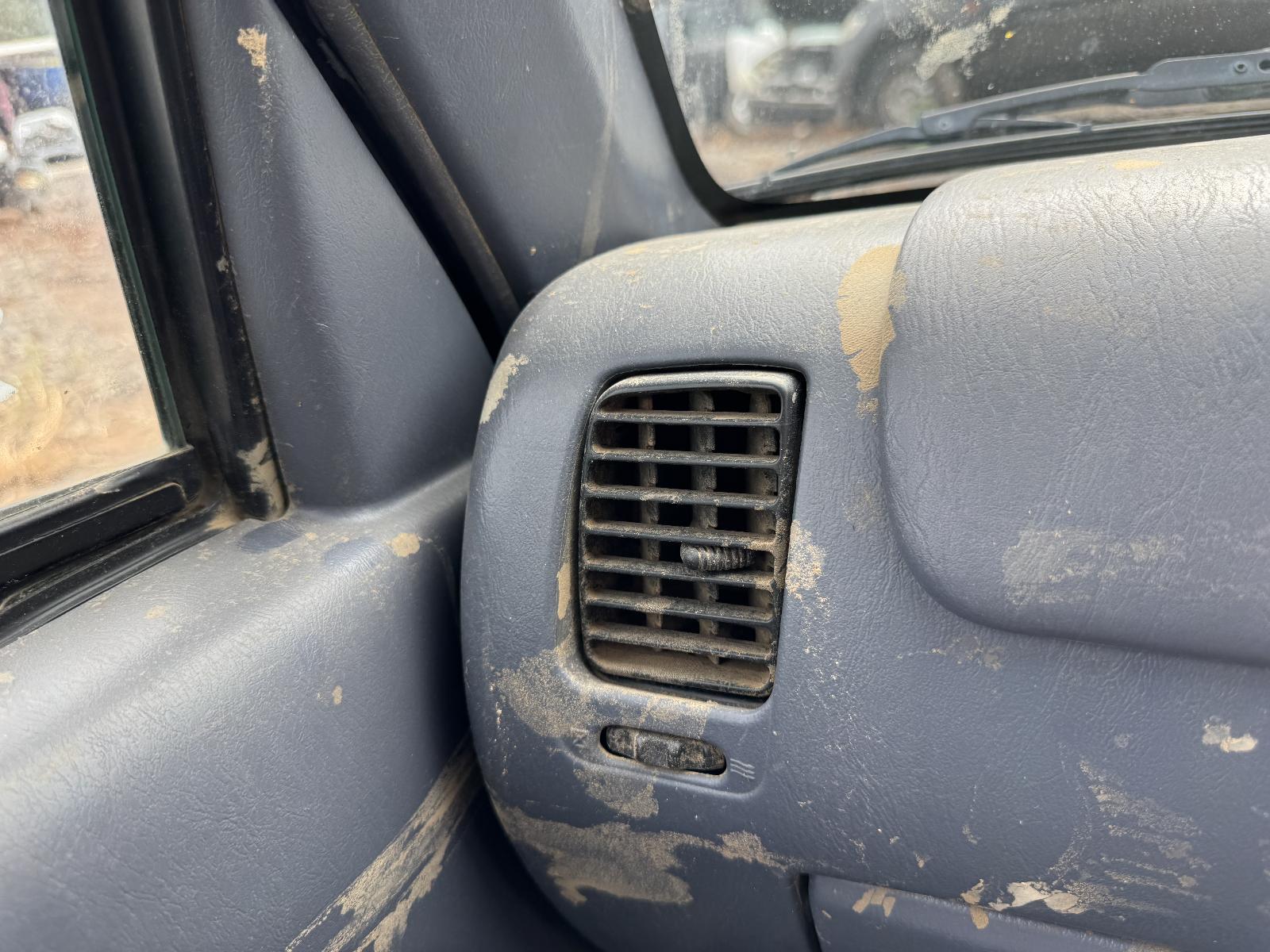 View TOYOTA HILUX 2002 4 Door Utility Breaking