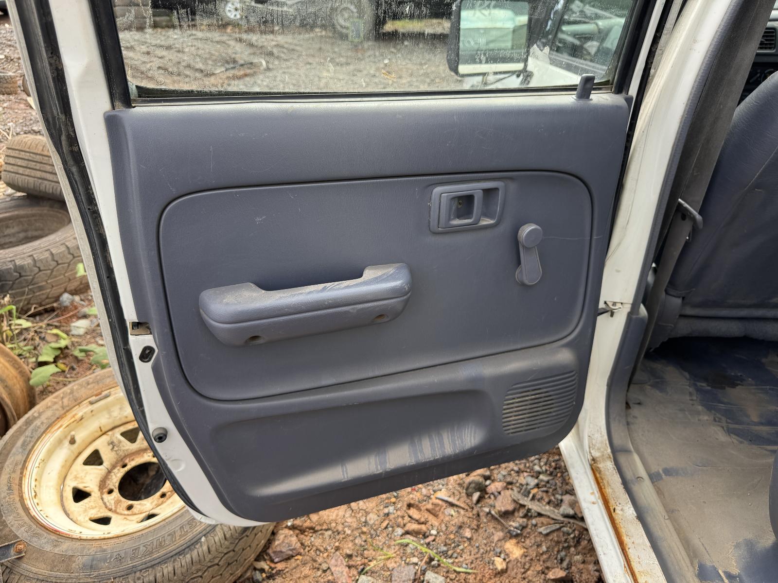 View TOYOTA HILUX 2002 4 Door Utility Breaking
