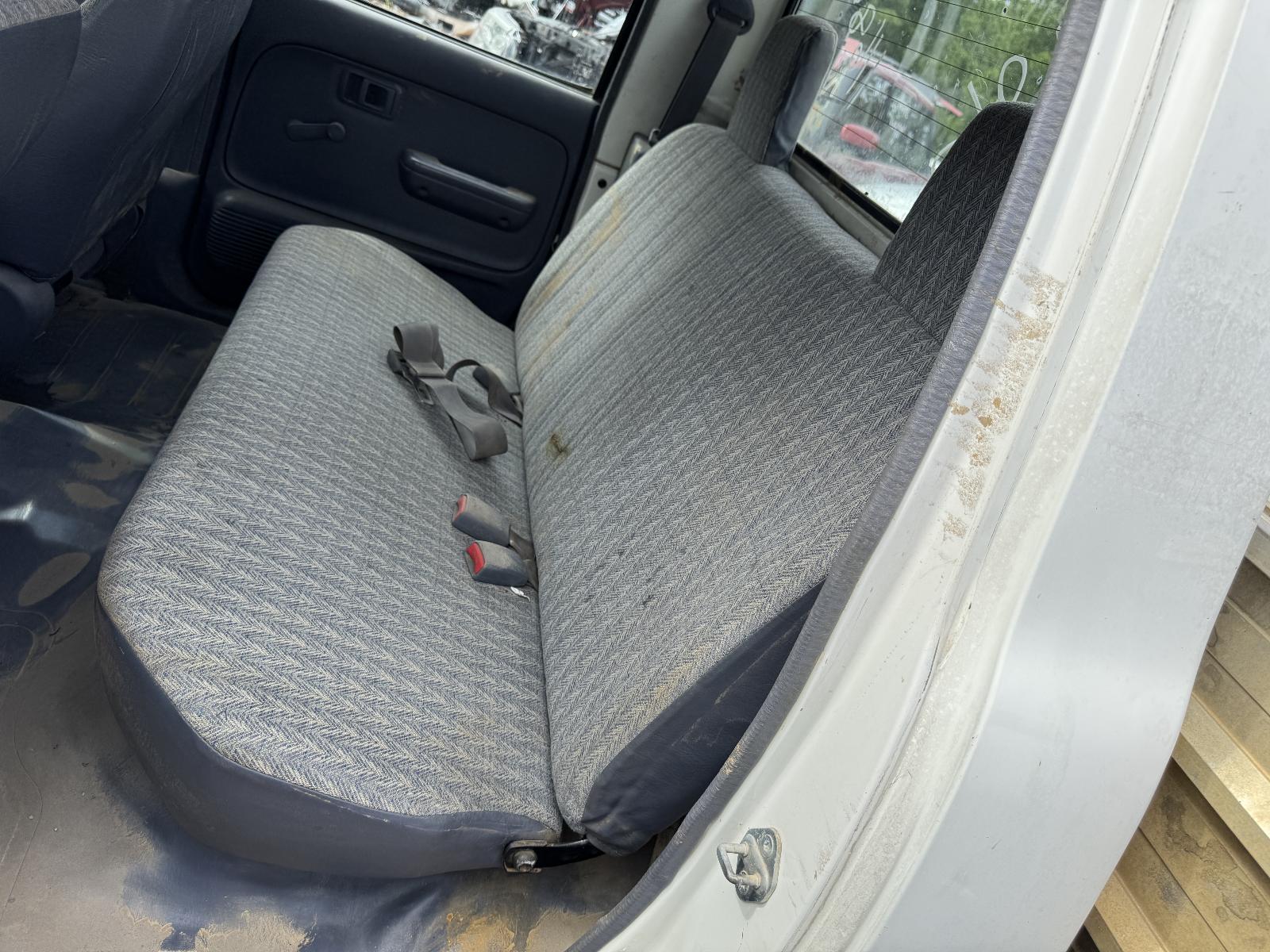 View TOYOTA HILUX 2002 4 Door Utility Breaking