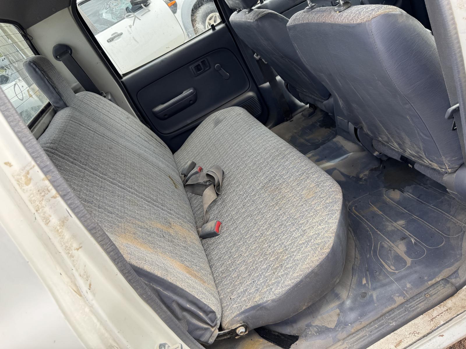 View TOYOTA HILUX 2002 4 Door Utility Breaking