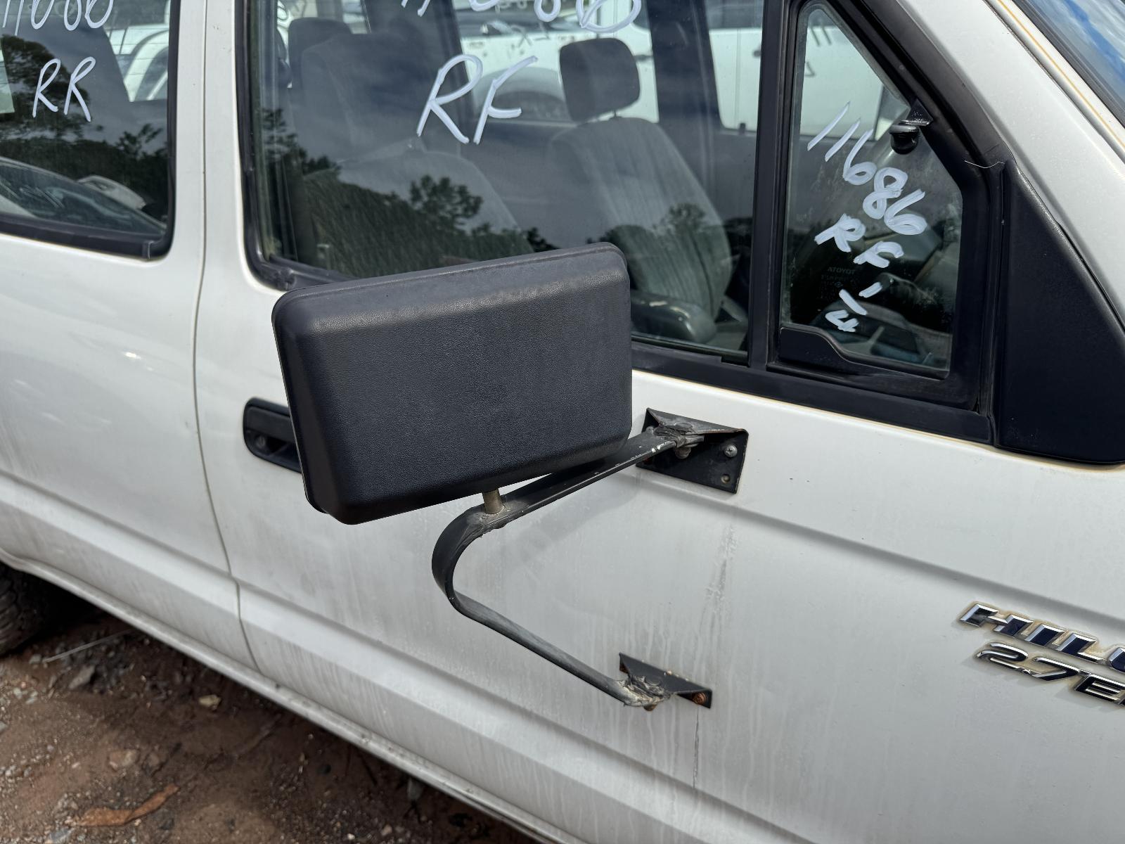 View TOYOTA HILUX 2002 4 Door Utility Breaking