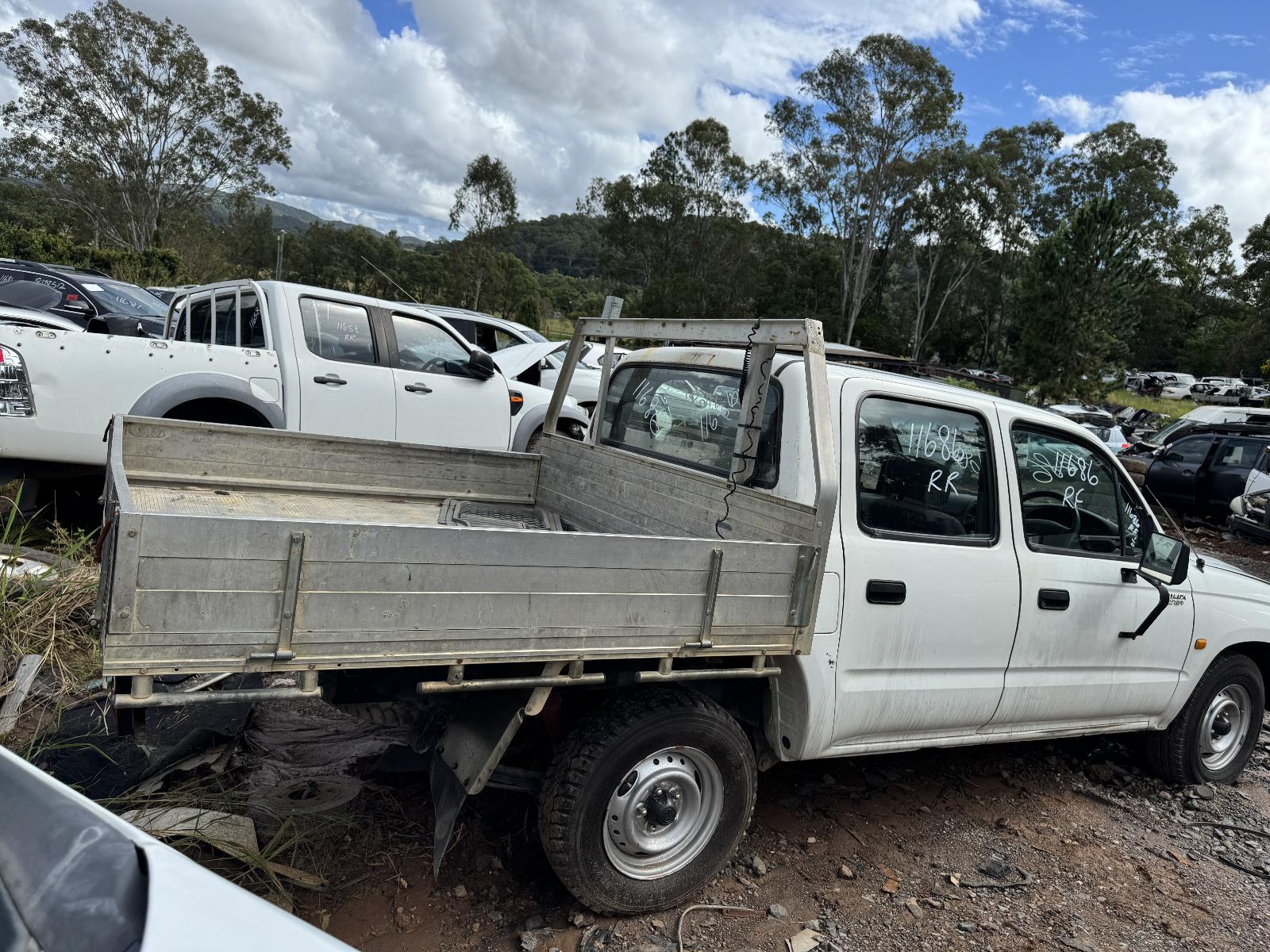 View TOYOTA HILUX 2002 4 Door Utility Breaking