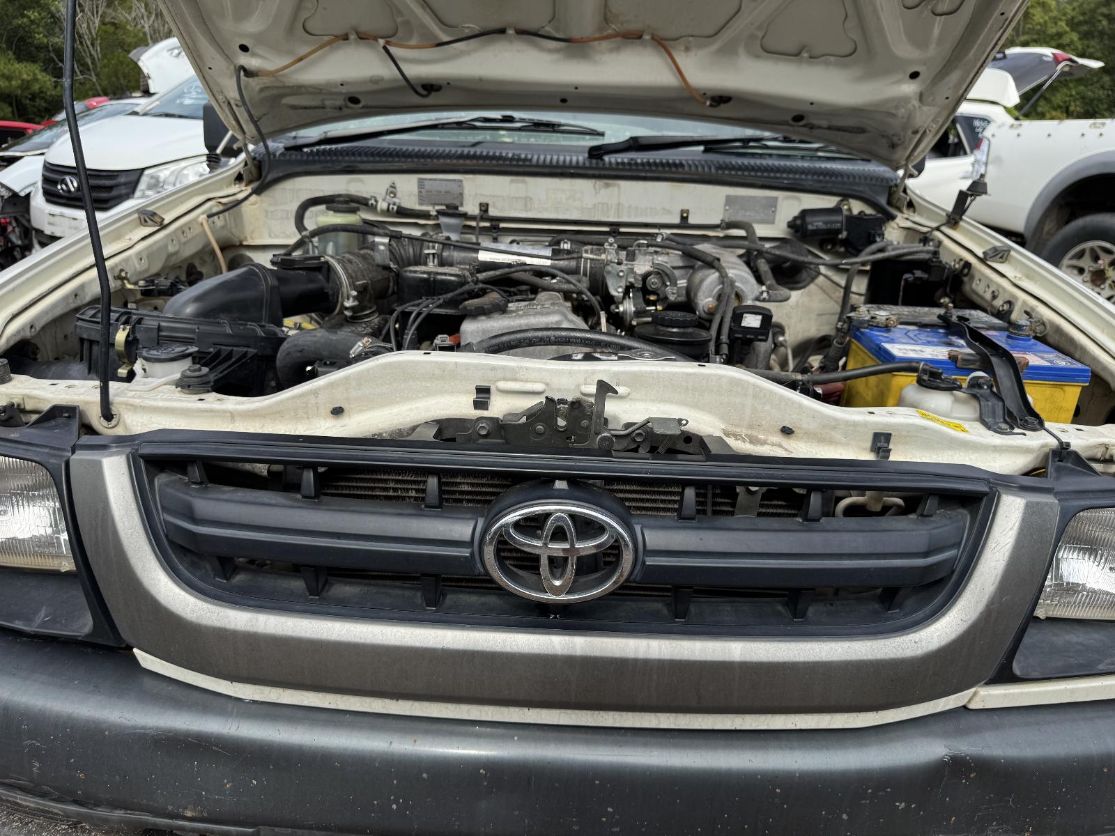 View TOYOTA HILUX 2002 4 Door Utility Breaking