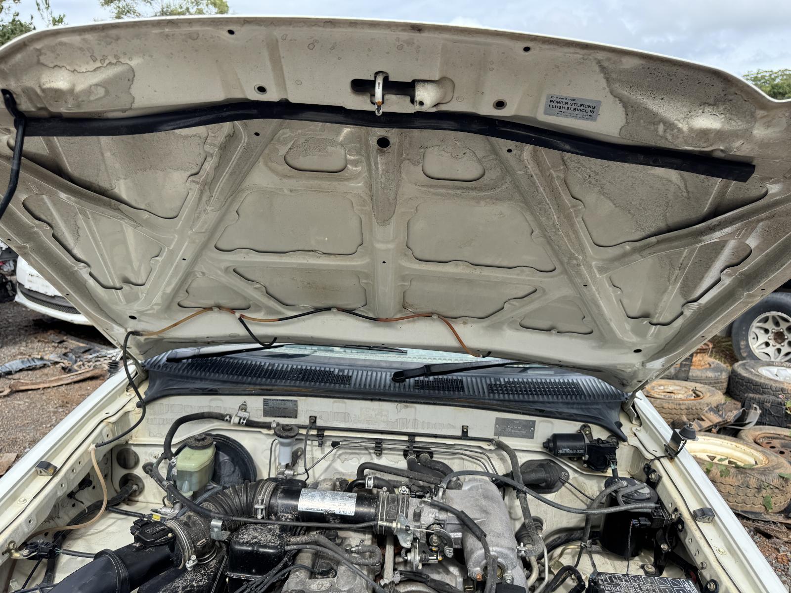 View TOYOTA HILUX 2002 4 Door Utility Breaking