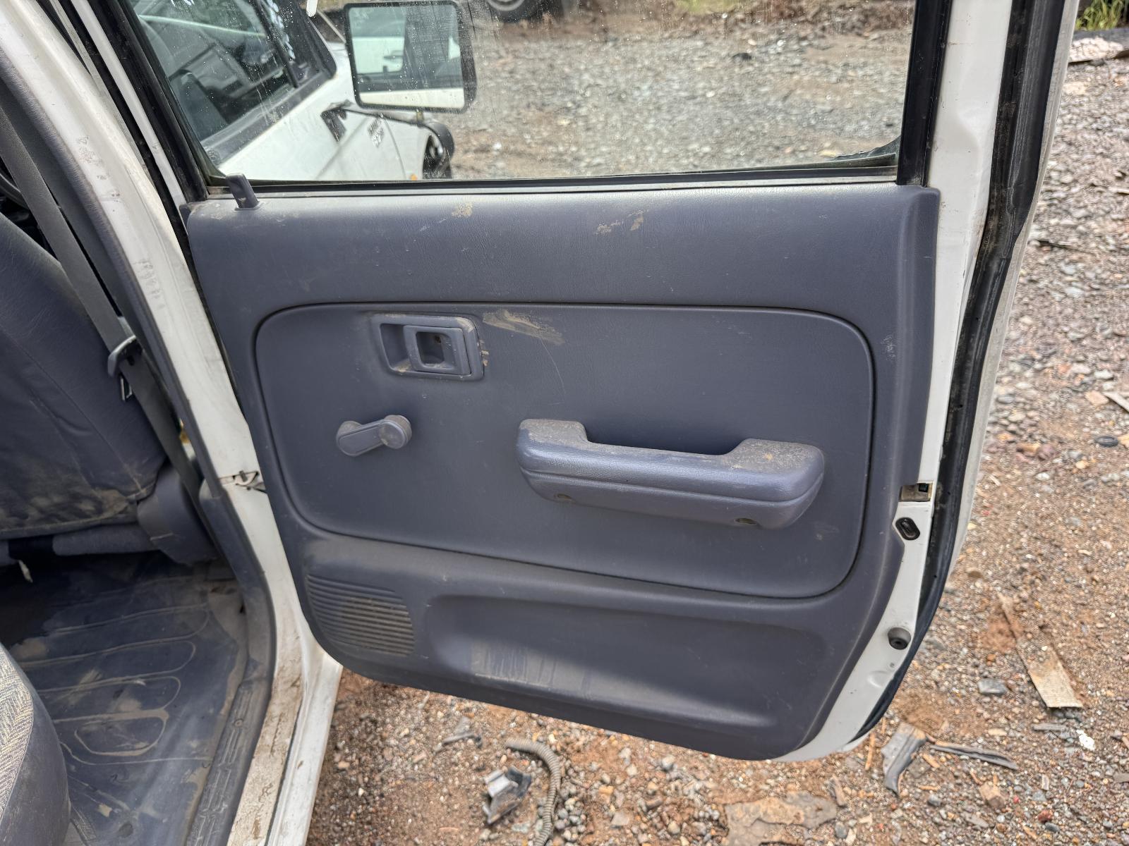 View TOYOTA HILUX 2002 4 Door Utility Breaking