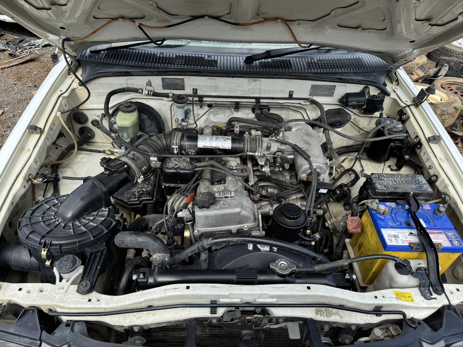 View TOYOTA HILUX 2002 4 Door Utility Breaking