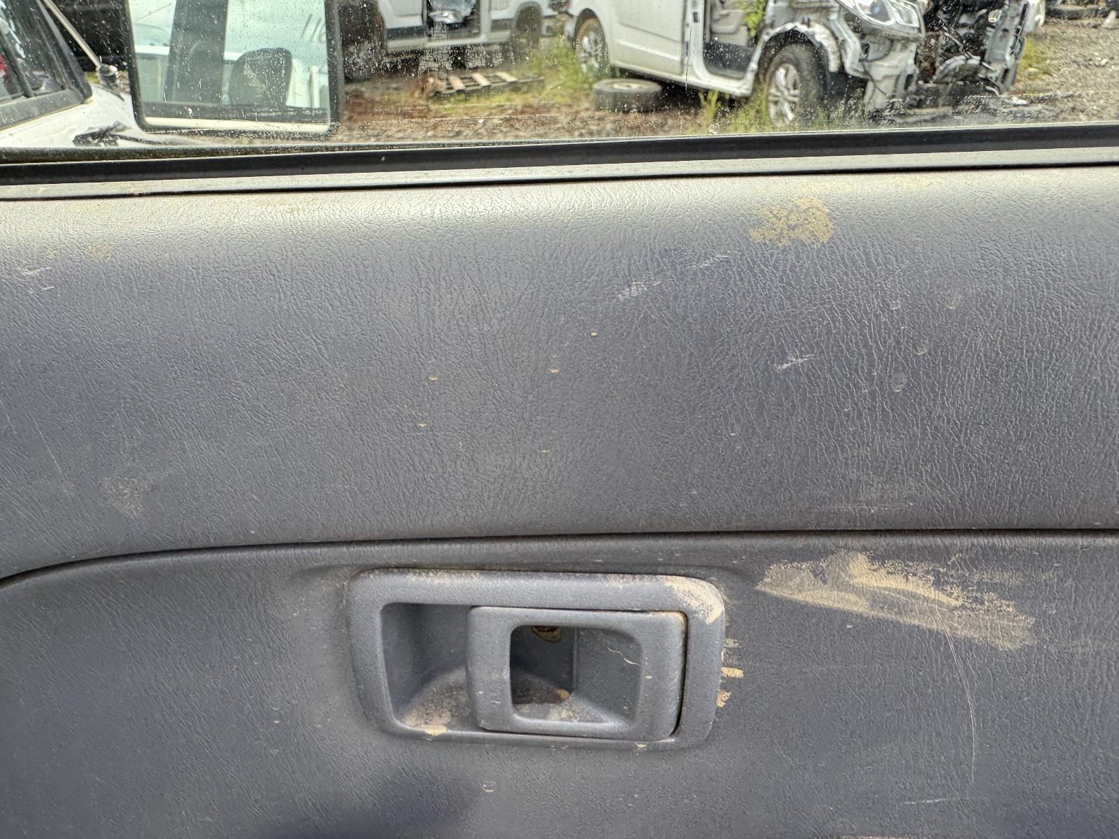 View TOYOTA HILUX 2002 4 Door Utility Breaking