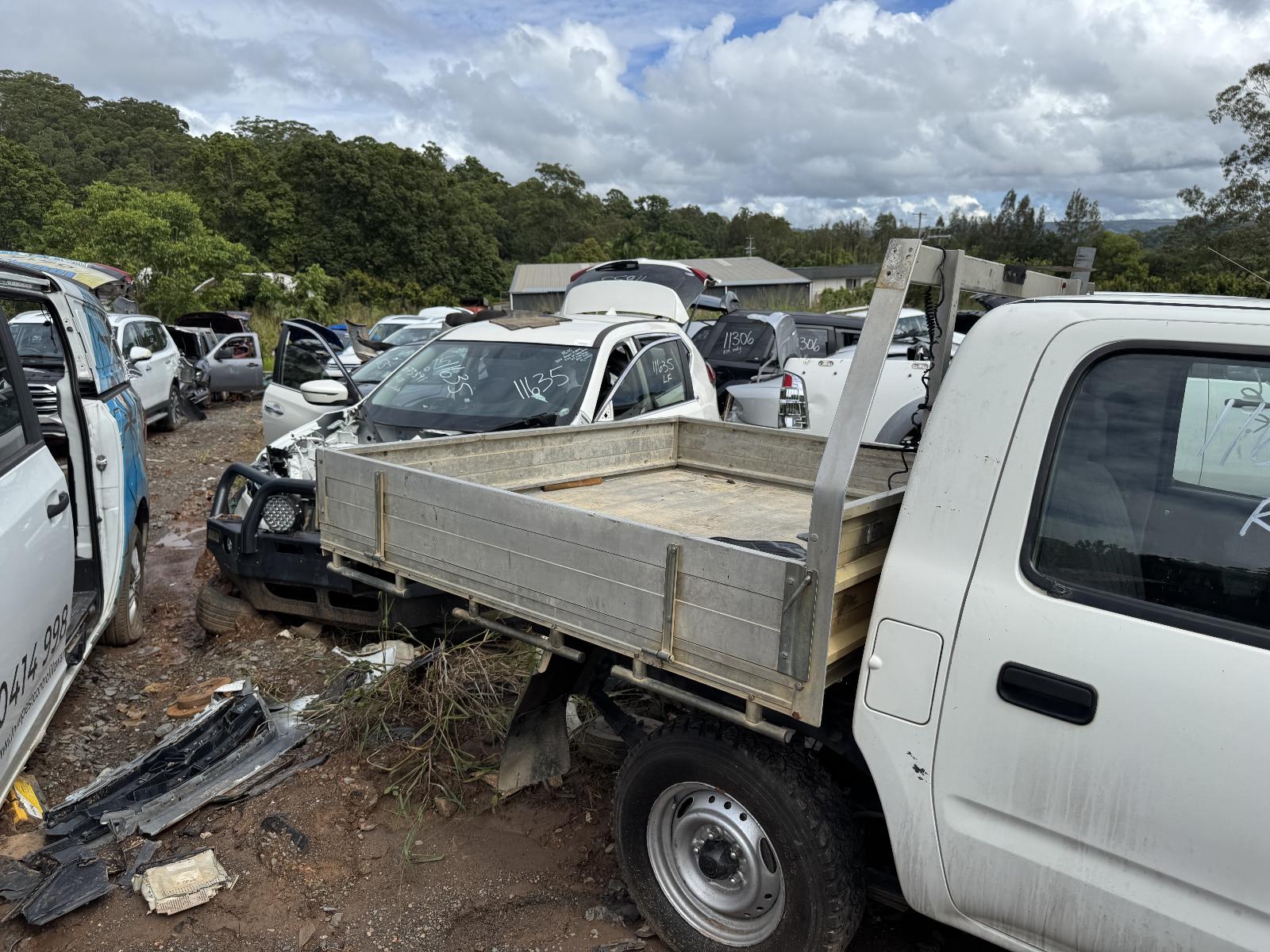 View TOYOTA HILUX 2002 4 Door Utility Breaking