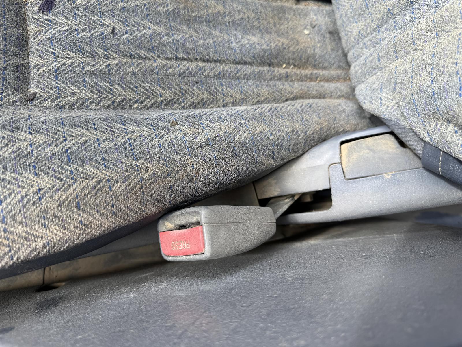 View TOYOTA HILUX 2002 4 Door Utility Breaking