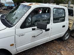 View TOYOTA HILUX 2002 4 Door Utility Breaking