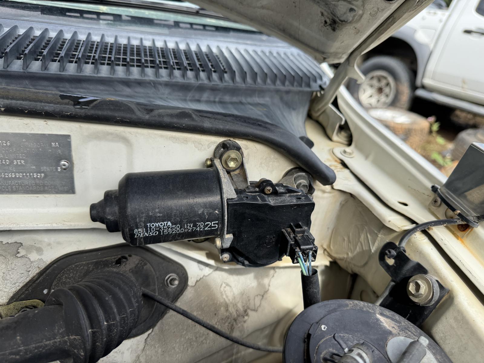 View TOYOTA HILUX 2002 4 Door Utility Breaking