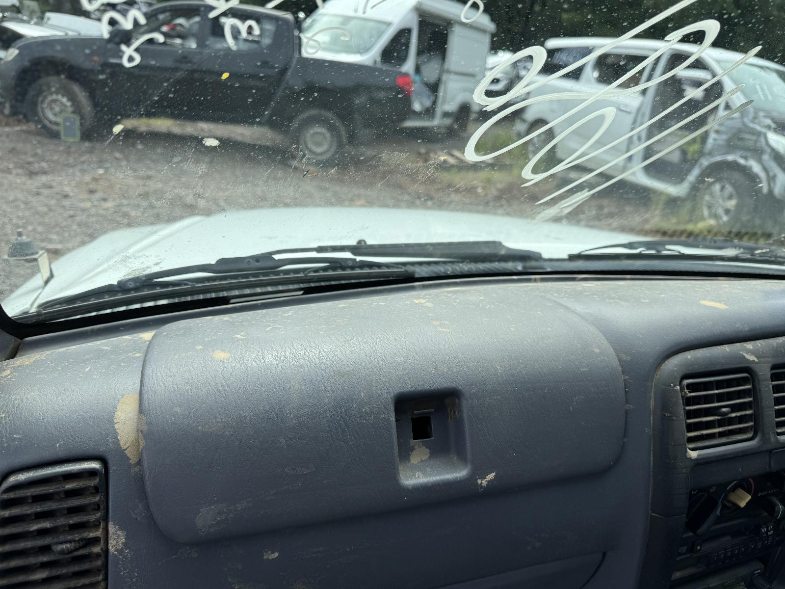 View TOYOTA HILUX 2002 4 Door Utility Breaking