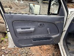 View TOYOTA HILUX 2002 4 Door Utility Breaking