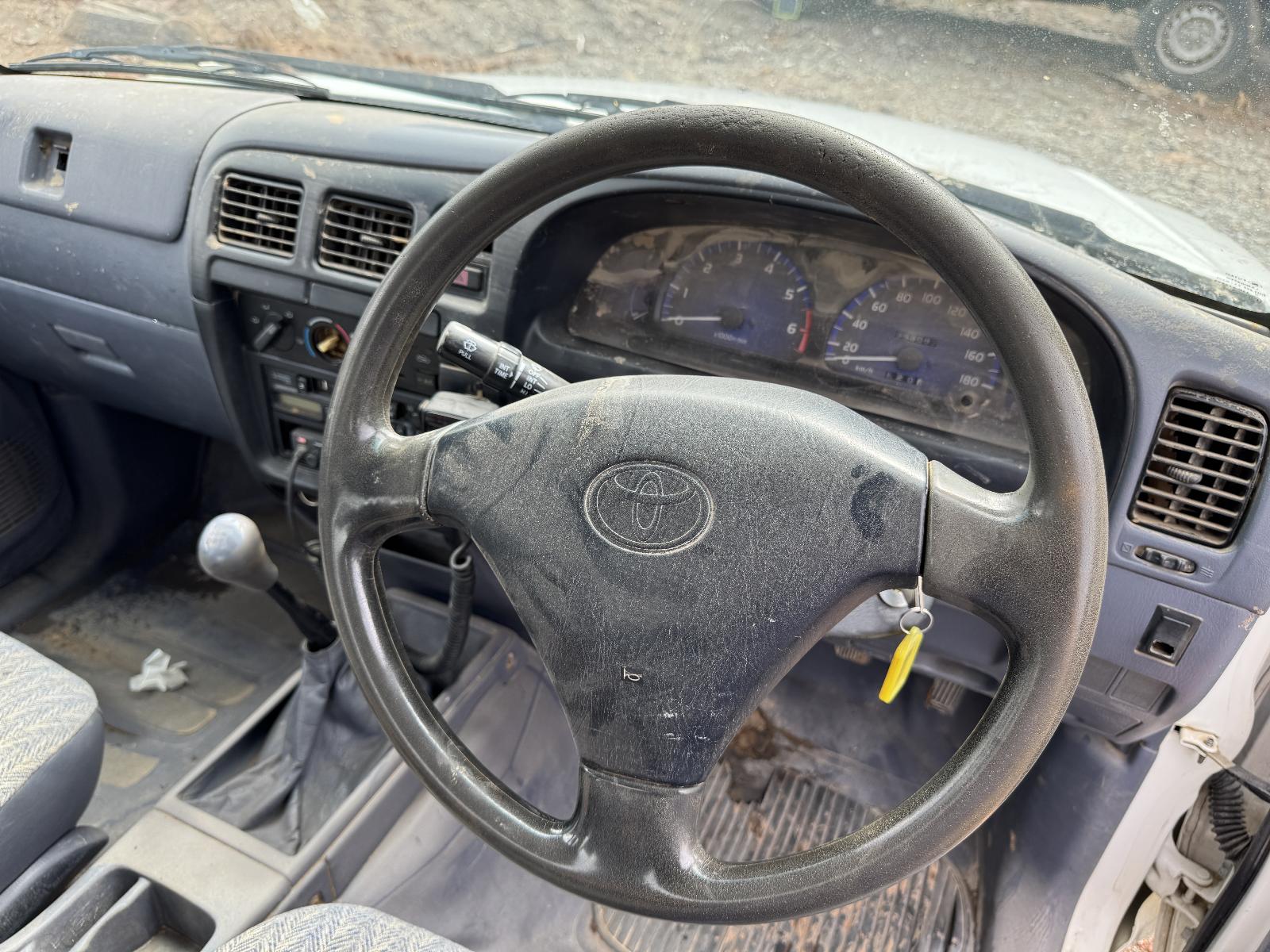 View TOYOTA HILUX 2002 4 Door Utility Breaking