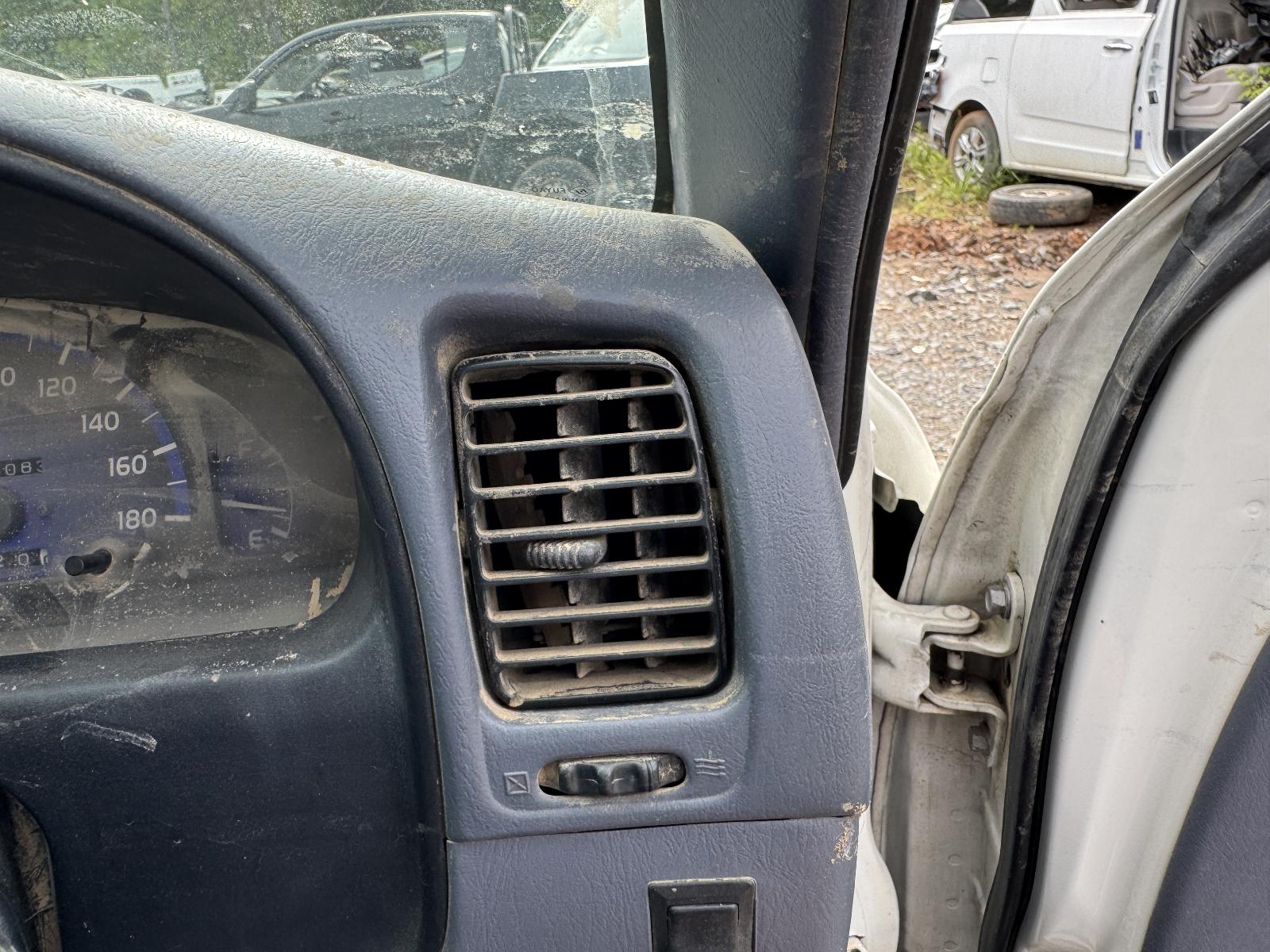 View TOYOTA HILUX 2002 4 Door Utility Breaking