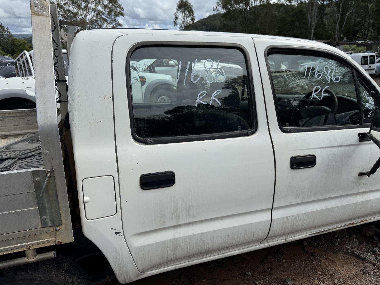 View TOYOTA HILUX 2002 4 Door Utility Breaking