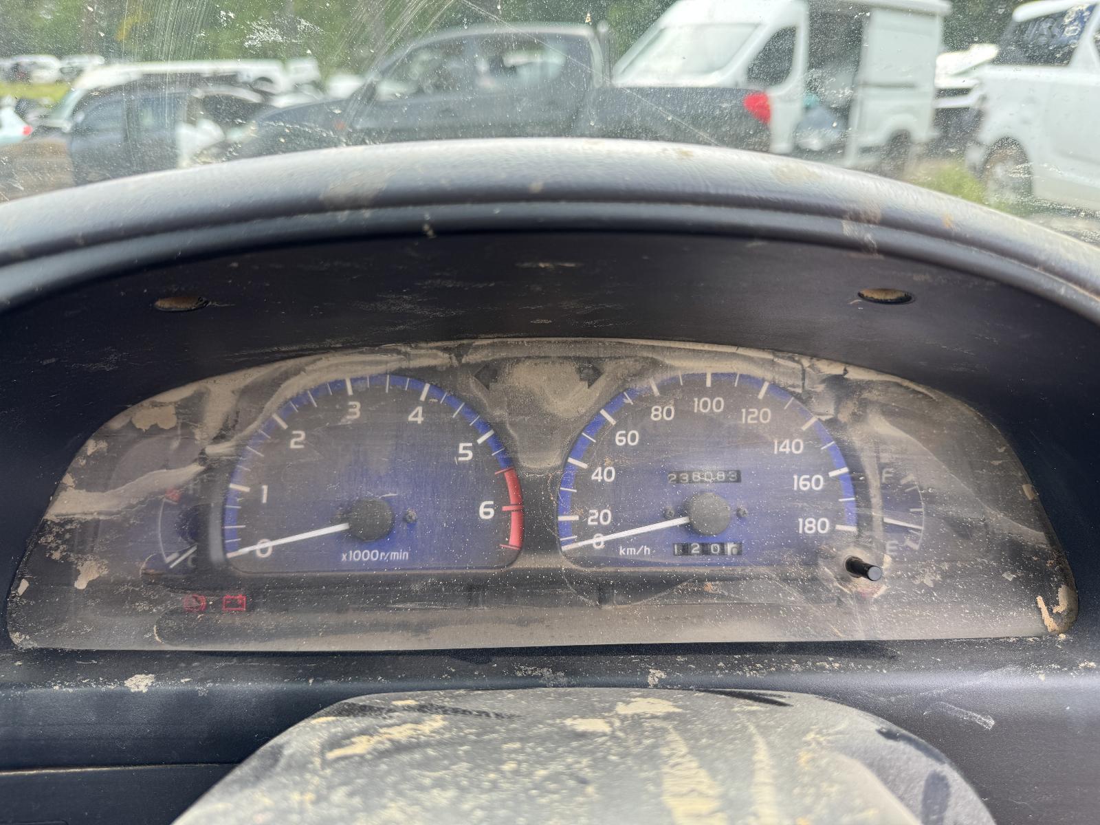 View TOYOTA HILUX 2002 4 Door Utility Breaking