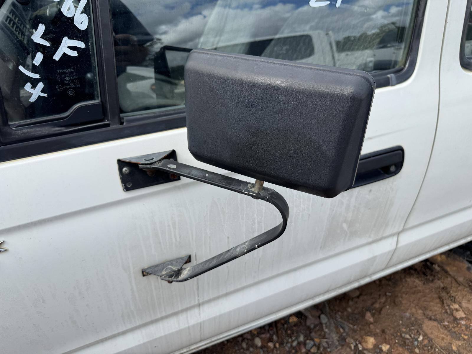 View TOYOTA HILUX 2002 4 Door Utility Breaking