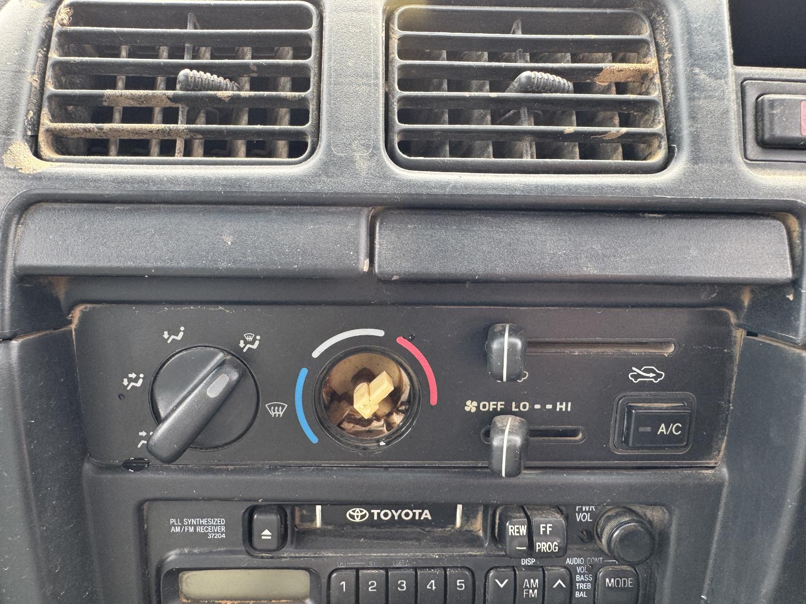 View TOYOTA HILUX 2002 4 Door Utility Breaking