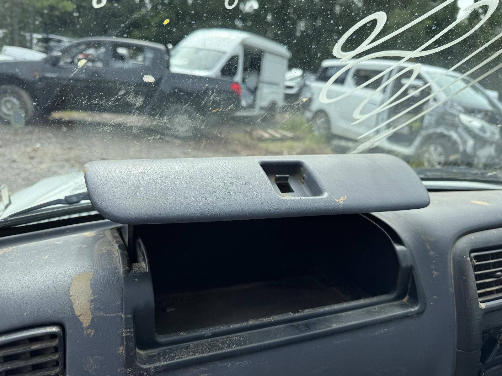 View TOYOTA HILUX 2002 4 Door Utility Breaking