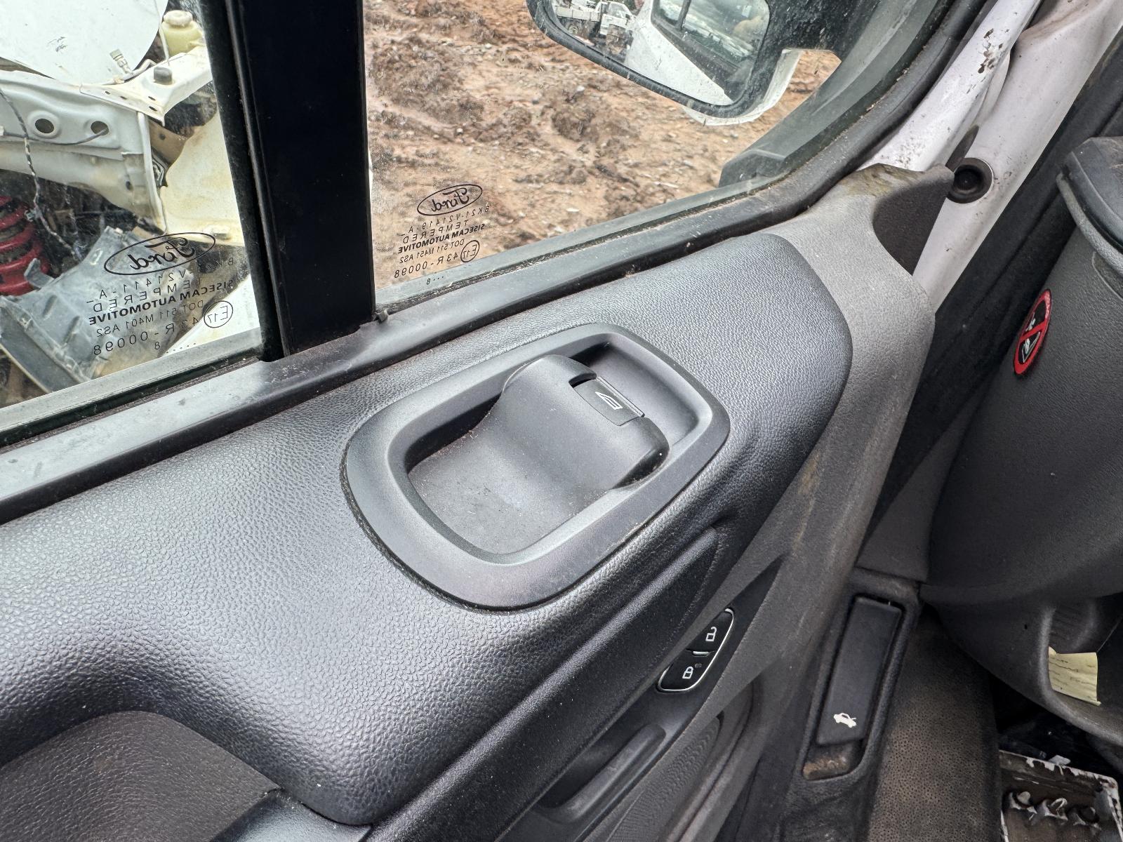 View FORD TRANSIT CUSTOM 2018   Breaking