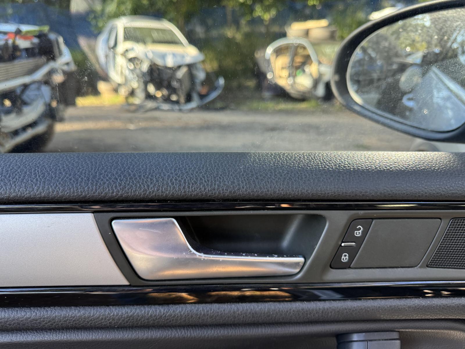 View VOLKSWAGEN TOUAREG 2011 5 Door Station Wagon Breaking