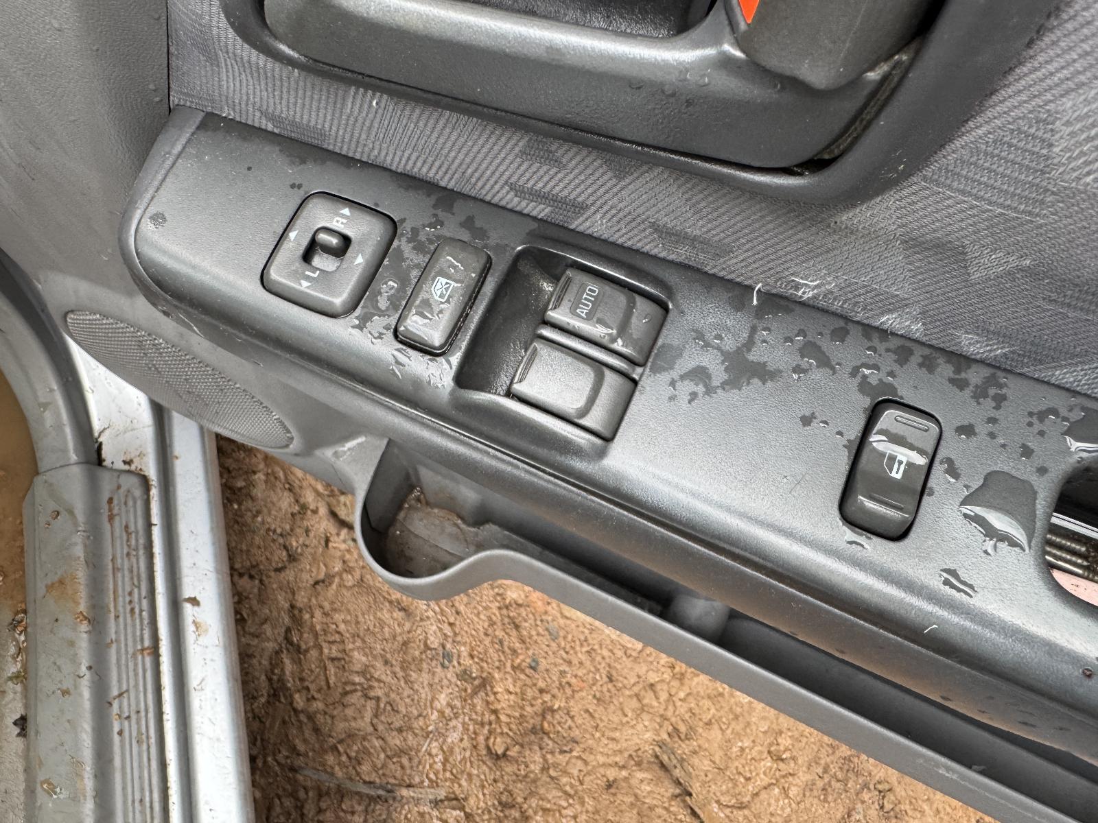 View HOLDEN RODEO 2006 2 Door Utility Breaking