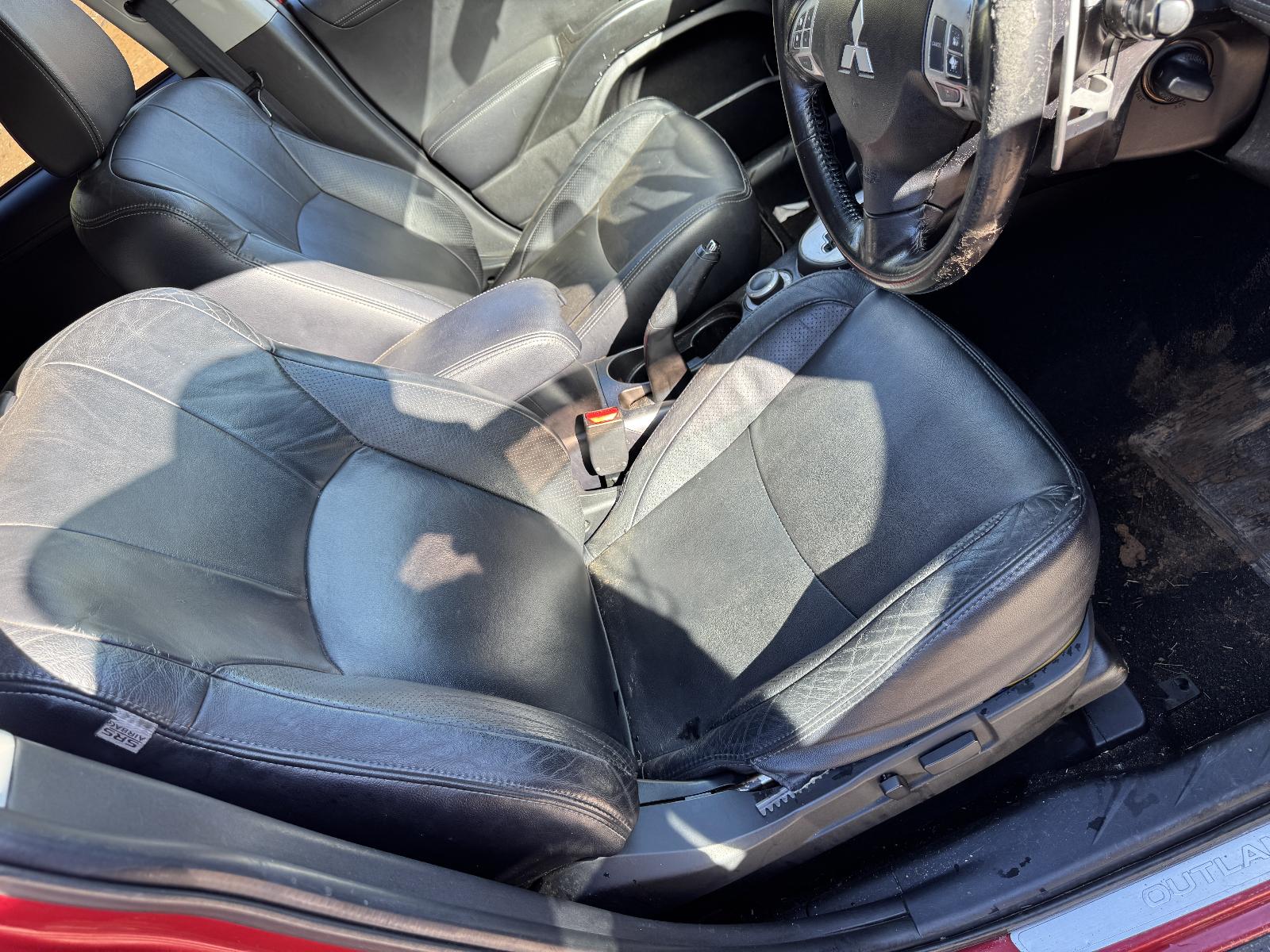 View MITSUBISHI OUTLANDER 2010 5 Door Station Wagon Breaking