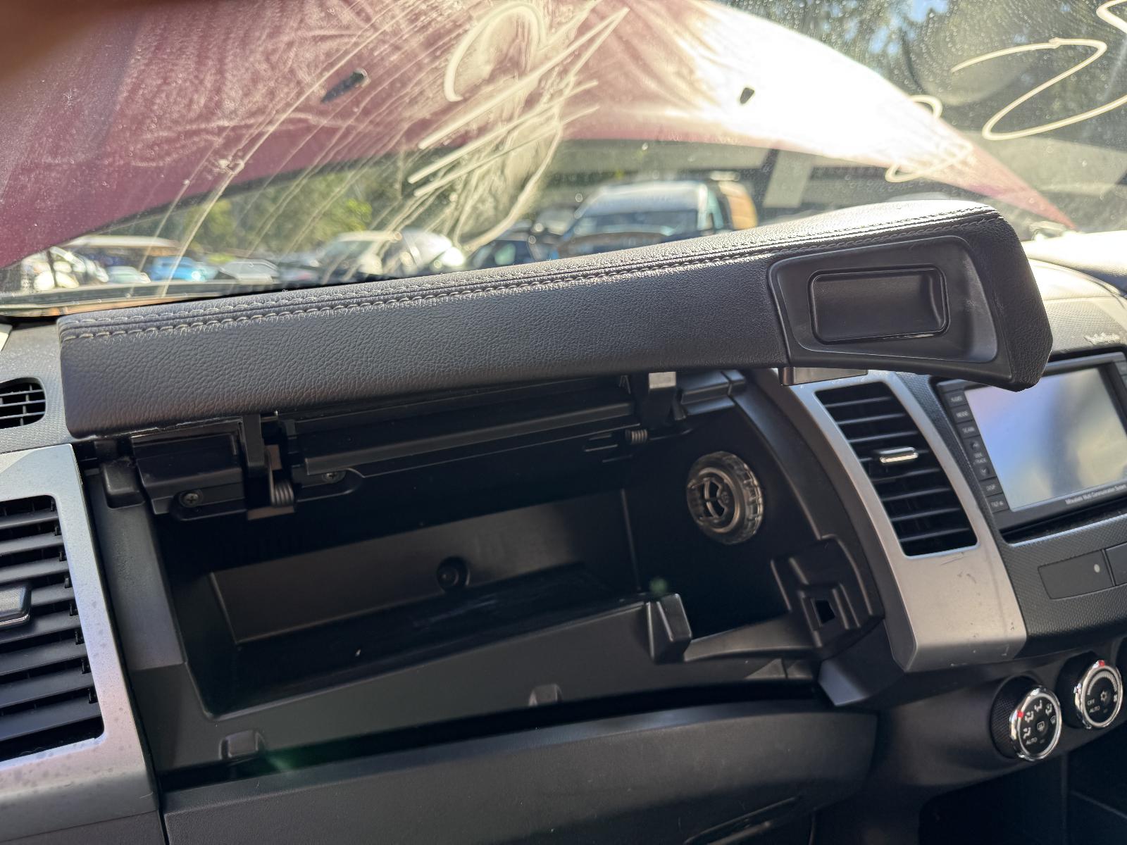 View MITSUBISHI OUTLANDER 2010 5 Door Station Wagon Breaking
