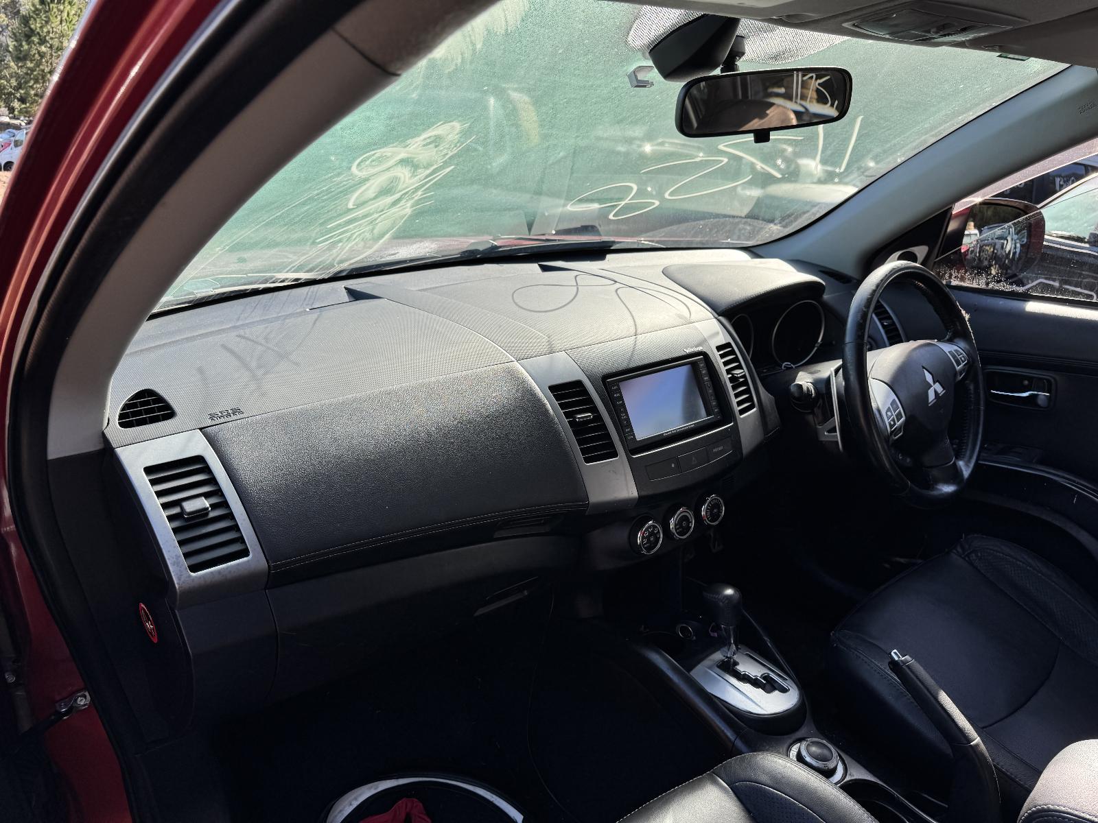 View MITSUBISHI OUTLANDER 2010 5 Door Station Wagon Breaking
