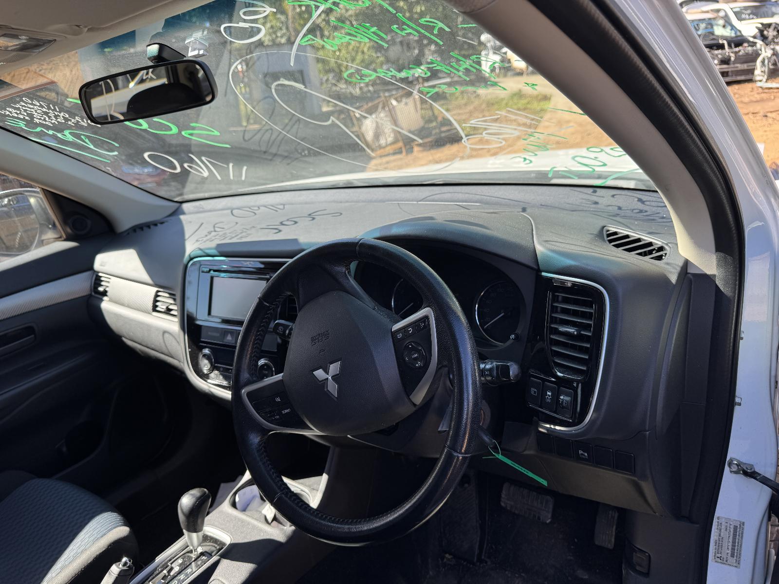View MITSUBISHI OUTLANDER 2012 5 Door Station Wagon Breaking