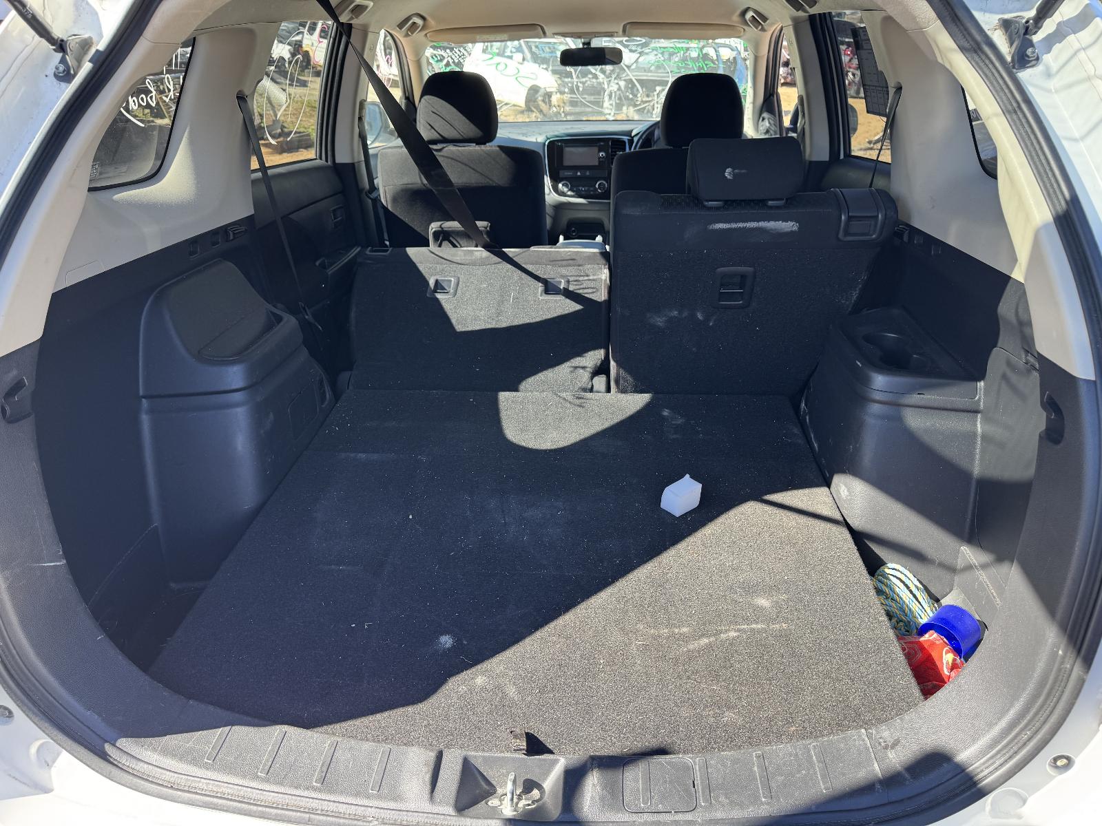 View MITSUBISHI OUTLANDER 2012 5 Door Station Wagon Breaking