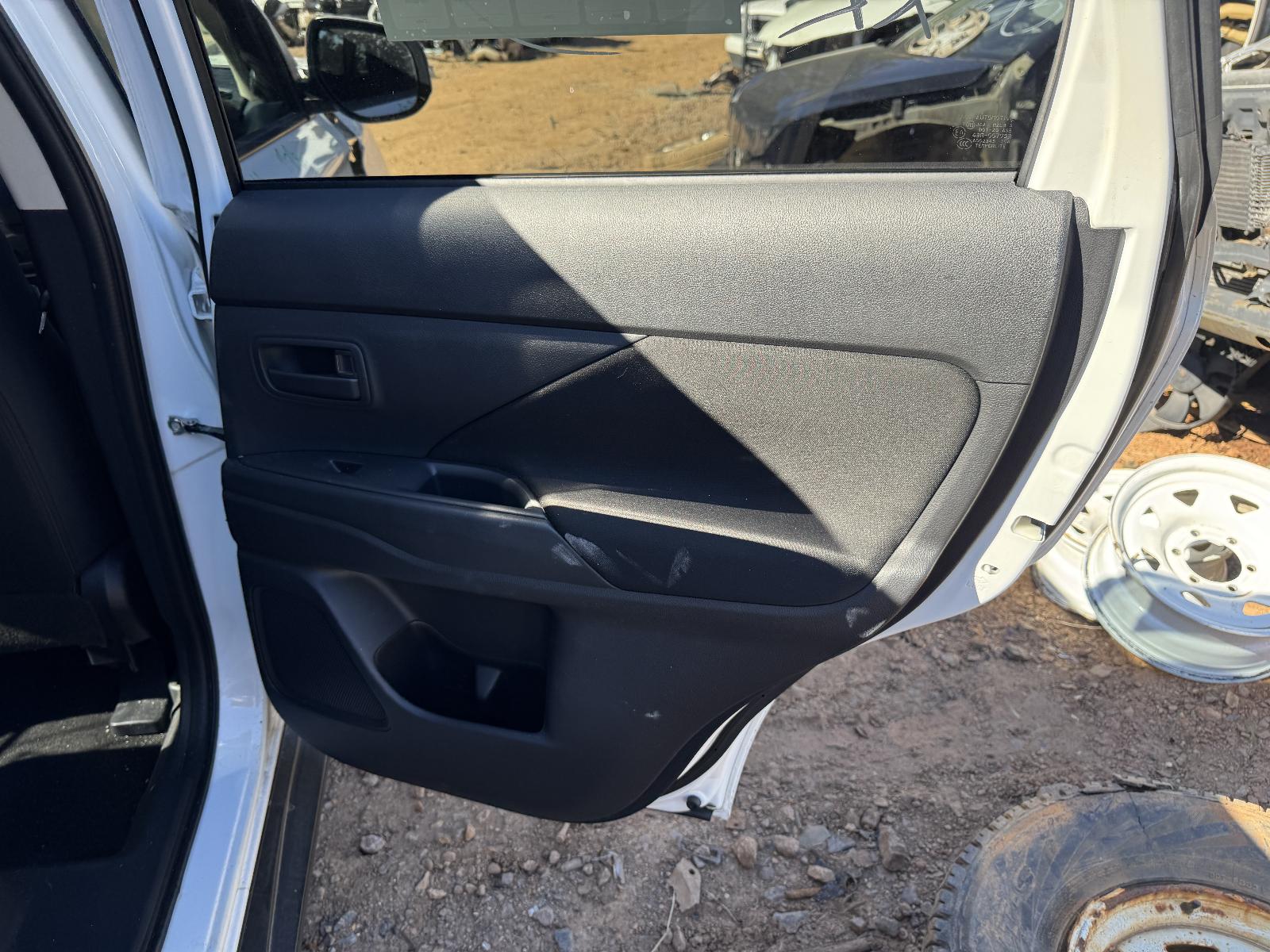View MITSUBISHI OUTLANDER 2012 5 Door Station Wagon Breaking