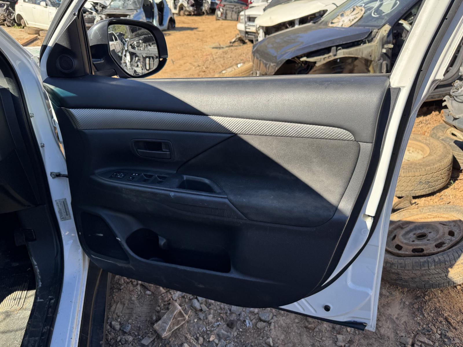 View MITSUBISHI OUTLANDER 2012 5 Door Station Wagon Breaking