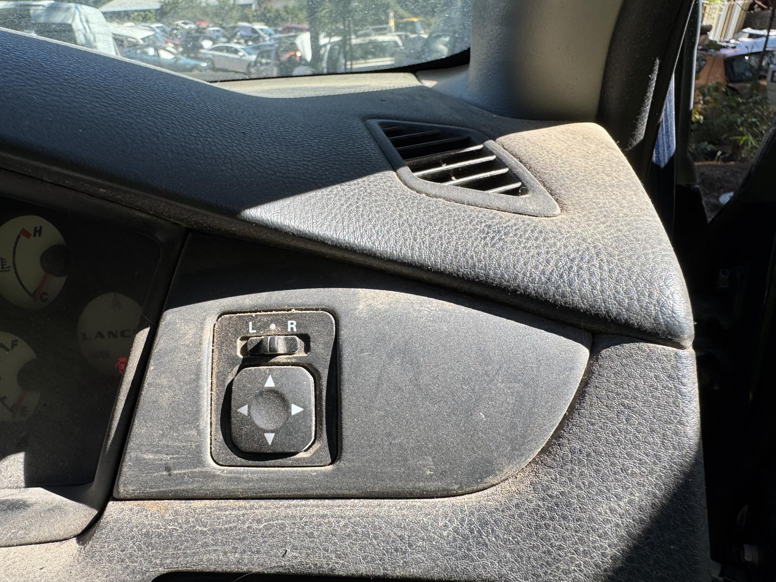 View MITSUBISHI LANCER 2006 4 Door Sedan Breaking